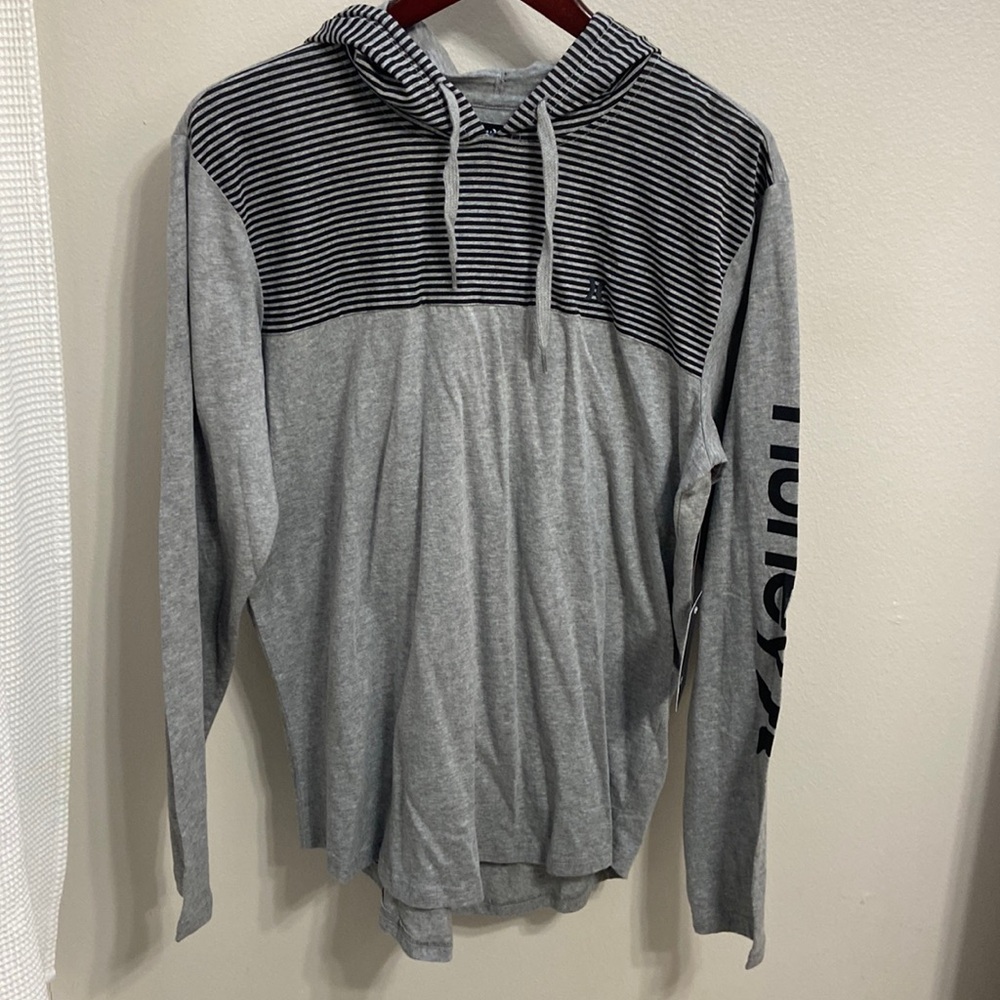 NWT Men’s Hurley Grey w/ Black Stripes Long Sleeve Hooded Sweatshirt. Size M.